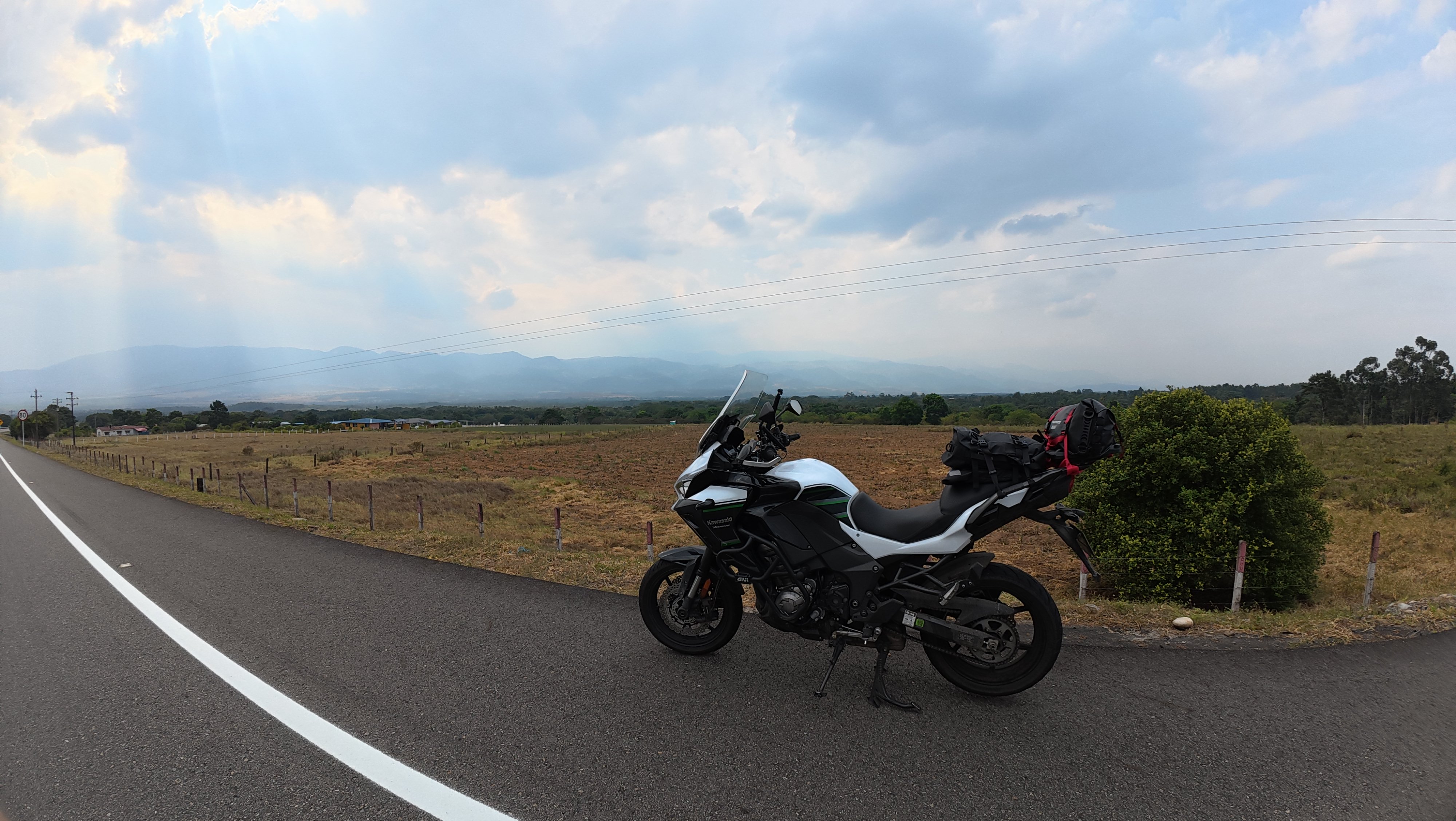 Kawasaki Versys 1000 en carretera colombiana — vista aérea